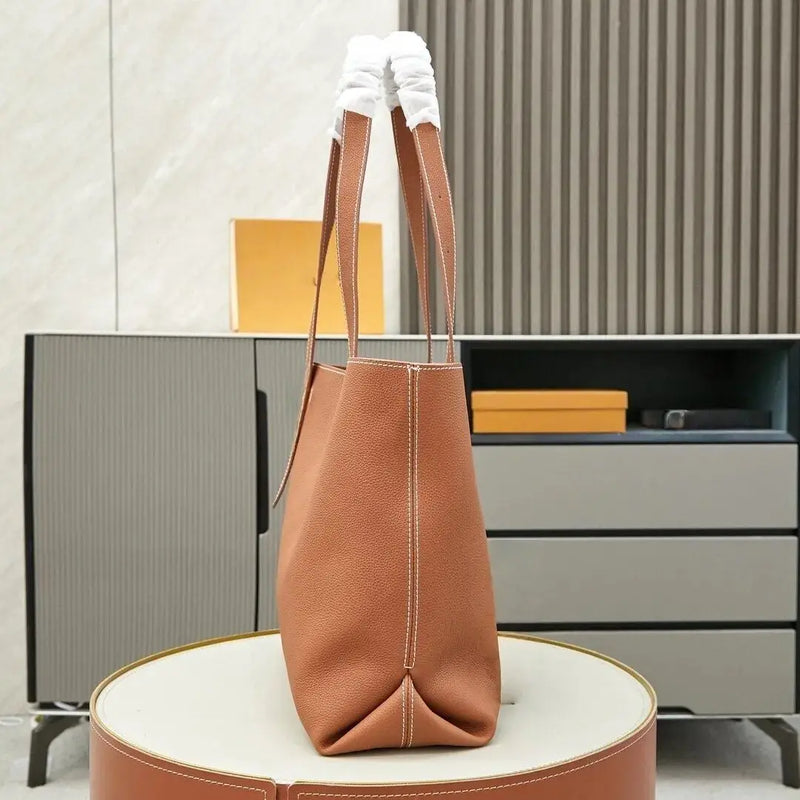Camel-colored pebbled leather large tote bag with adjustable wide shoulder straps and contrasting white stitching, made of pure cowhide.-4