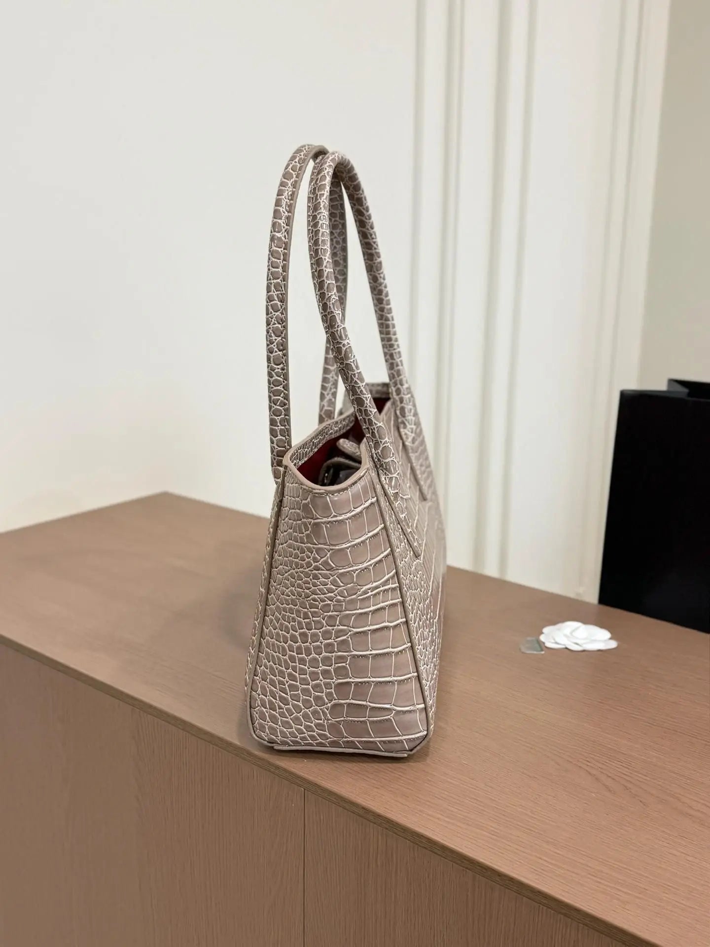 Light Grey Croc Embossed Leather Tote Bag, Large Capacity Handbag with Top Handles & Gold Chain Charm, Luxury Designer Inspired Office Shoulder Bag-2
