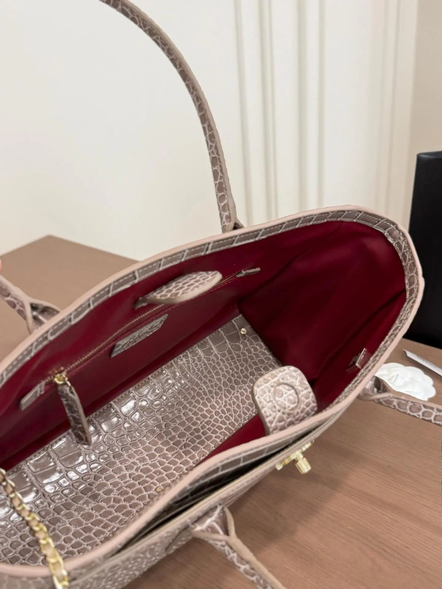Light Grey Croc Embossed Leather Tote Bag, Large Capacity Handbag with Top Handles & Gold Chain Charm, Luxury Designer Inspired Office Shoulder Bag-4