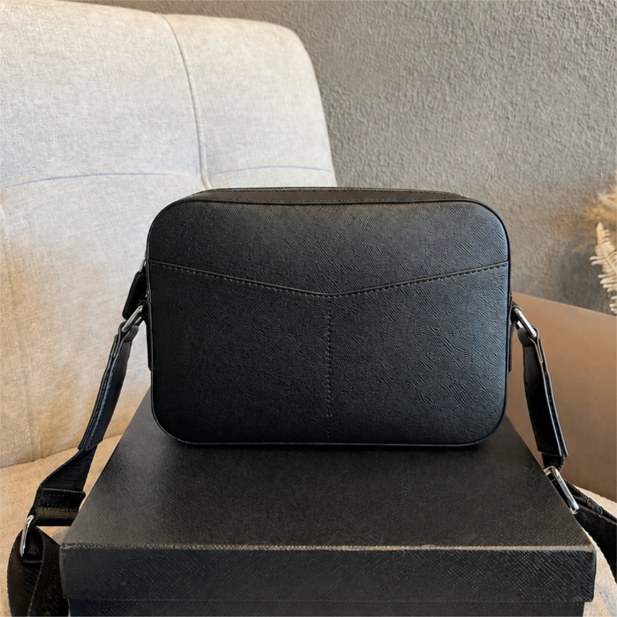 Luxury Men Messenger Bag Saffiano Leather Crossbody Bag Small Business Shoulder Bag Casual Sling Satchel Designer Purse Classic Black