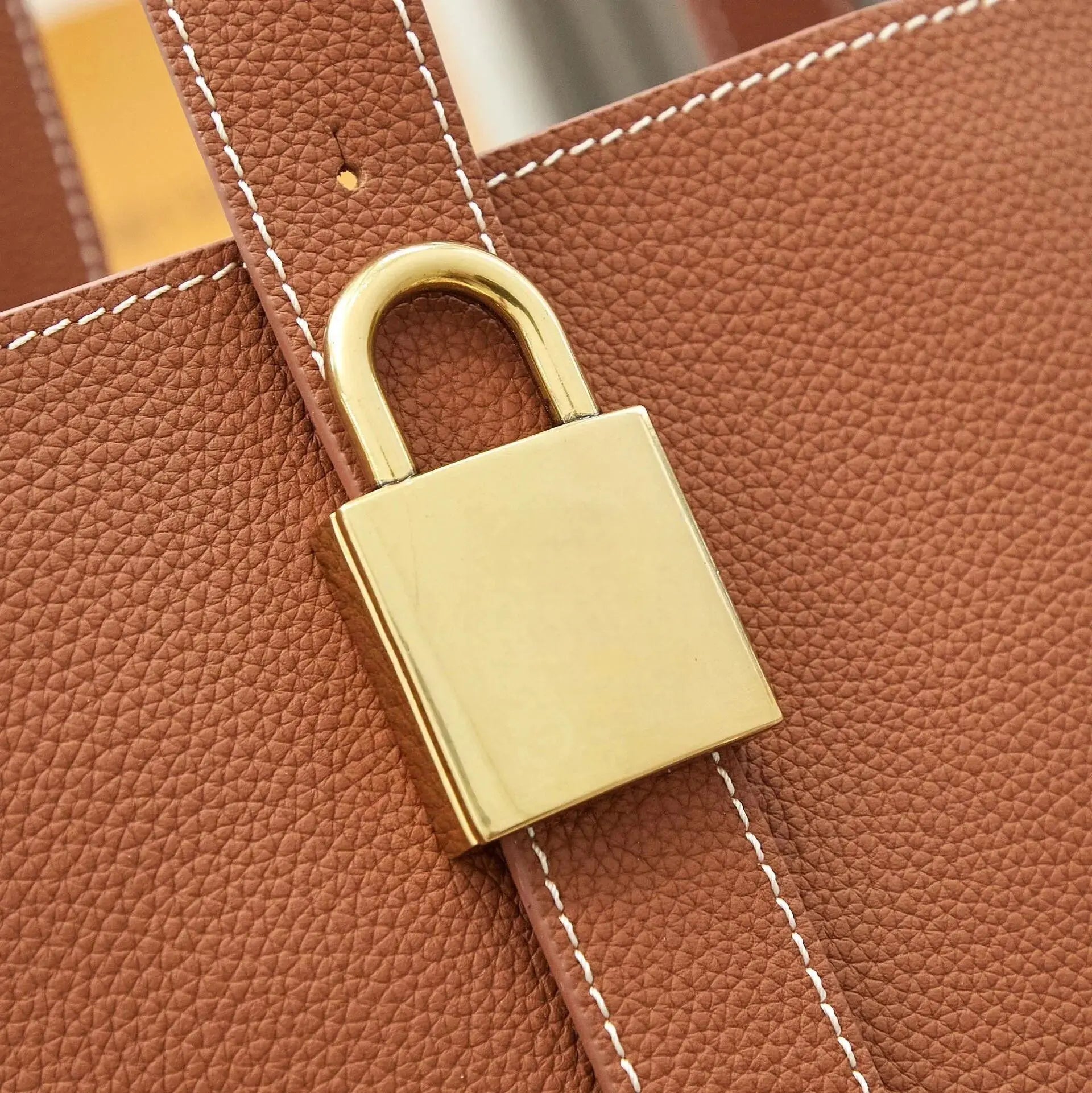 Camel-colored pebbled leather large tote bag with adjustable wide shoulder straps and contrasting white stitching, made of pure cowhide.-3